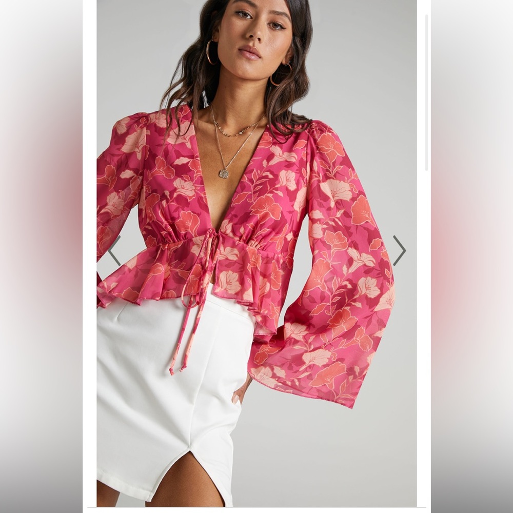 Showpo. Size: 4 Pink Floral Flowy Blouse